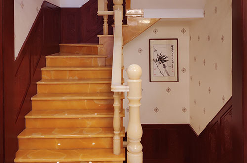 辰溪中式别墅室内汉白玉石楼梯的定制安装装饰效果